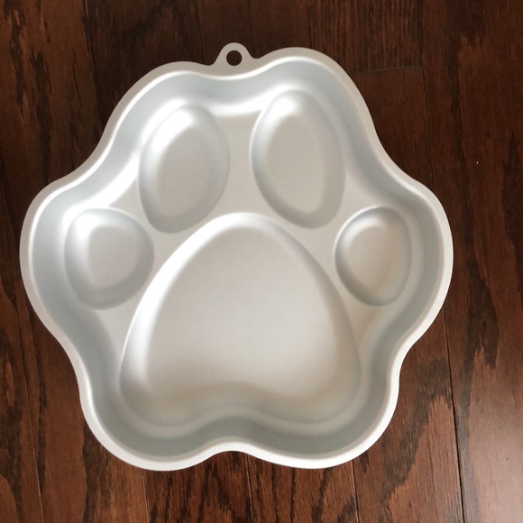 Wilton Paw Baking Pan Mold, 10x11 - Picture 2 of 3